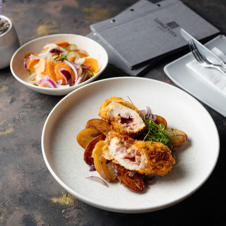 Cordon Bleu tekercs, hagymás parázsburgonya, házi savanyúság