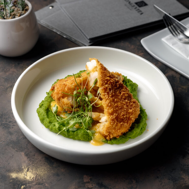 Cheddar sajttal töltött jércemell panko morzsában zöldborsópürével