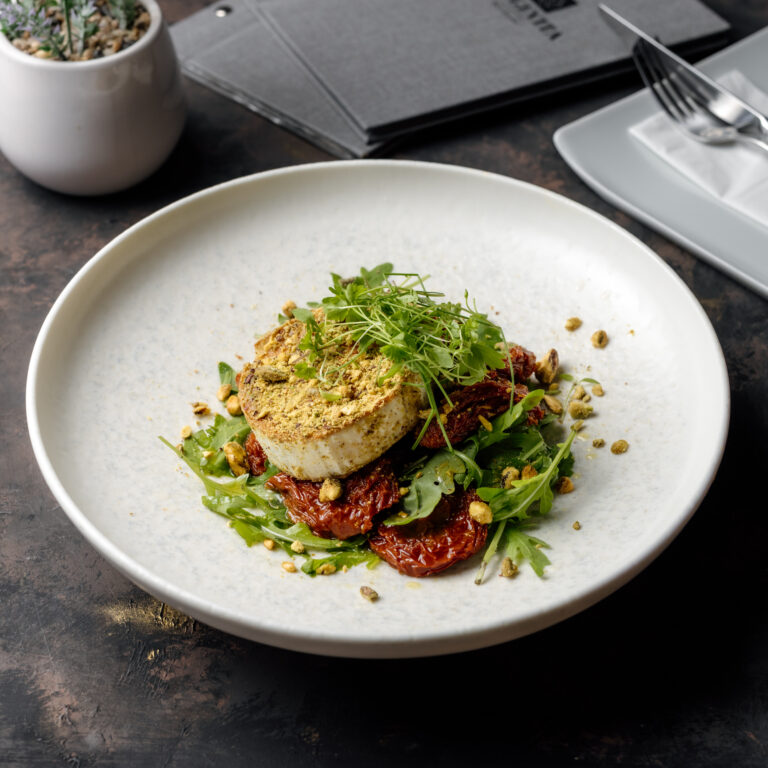 Grill camembert áfonyával, kovászolt pirítóssal