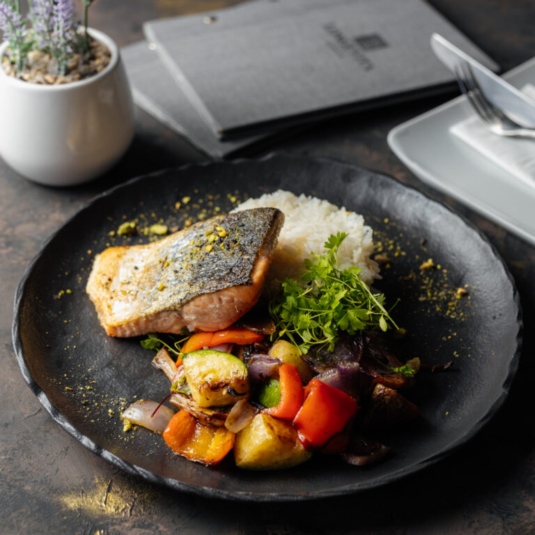 Grillezett lazac grill zöldséggel és rizzsel