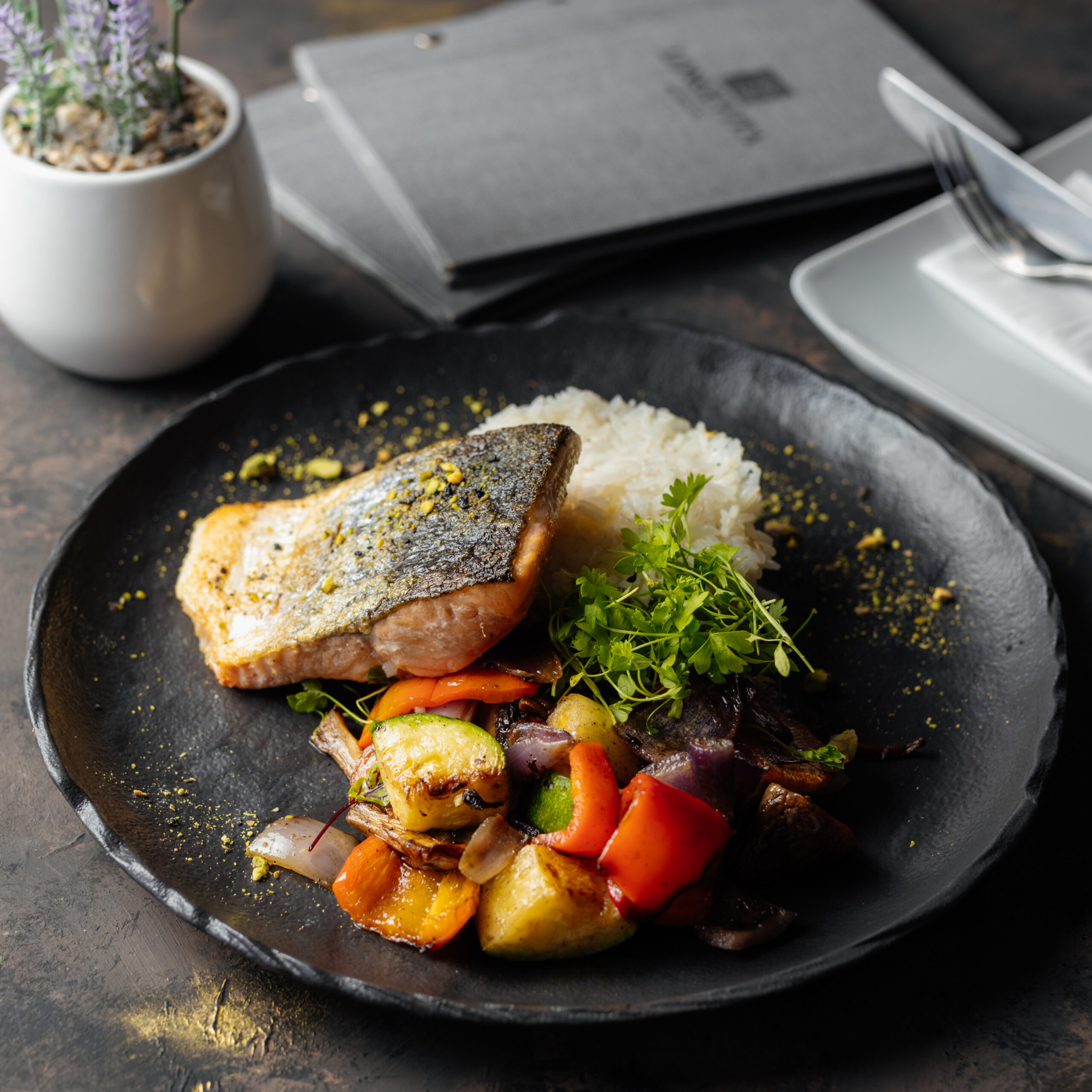 Grillezett lazac grill zöldséggel és rizzsel