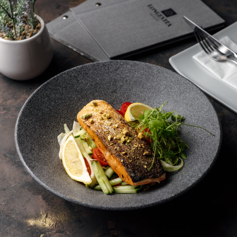 Lazac friss kevert salátával, citrusos vinaigrette