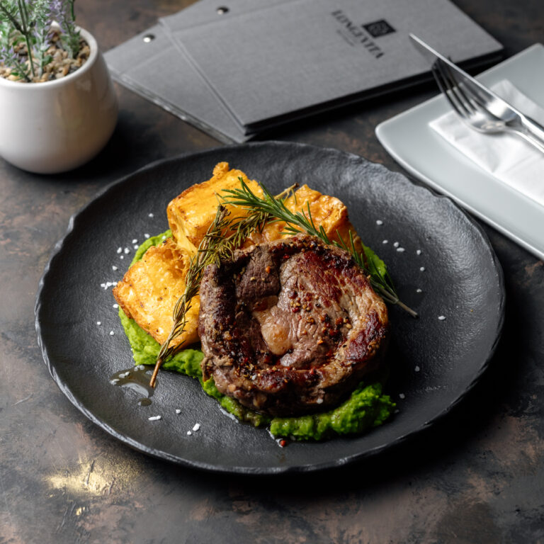 Marhafartő zöldborsópürével, burgonya gratin, vörösboros jus