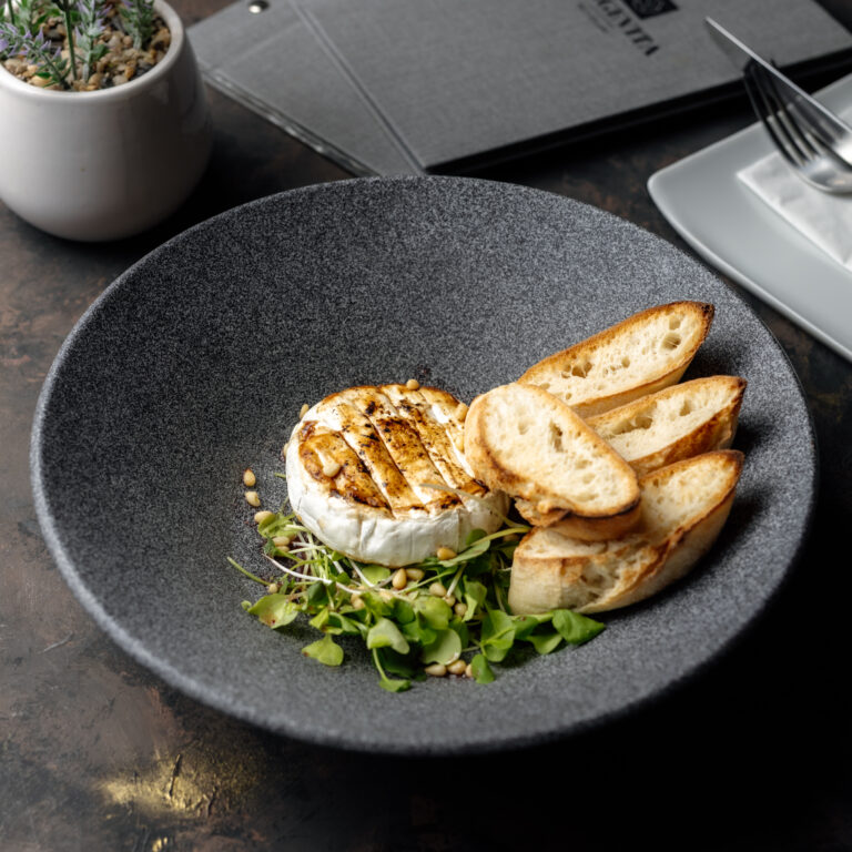 Pisztáciába forgatott kecskesajt aszalt paradicsomos salátával