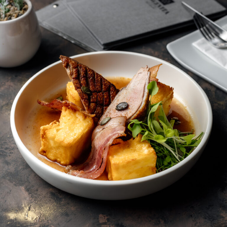 Rosé kacsamell, burgonya gratin, áfonyás jus, bacon chips