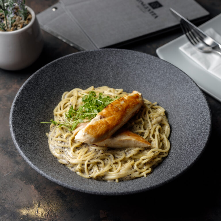 Tejszínes szarvasgombás spagetti, csirkemell steak, pecorino sajt