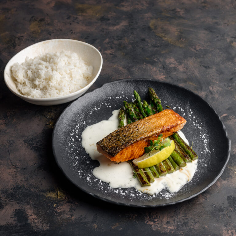 Bőrén sült lazacfilé citromos vajmártással, grillezett spárga jázmin rizzsel