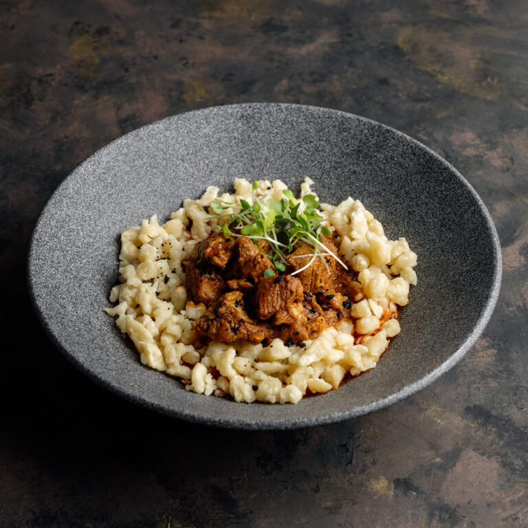 Borjúpaprikás vajas galuskával, túrós csuszával