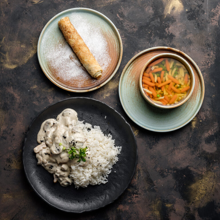 Gombás-tejszínes csirkeragu menü