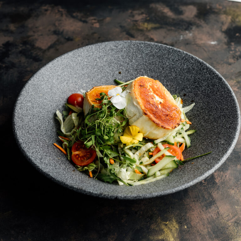 Grillezett kecskesajt tavaszi salátával, mézes-balzsamecetes dresszinggel