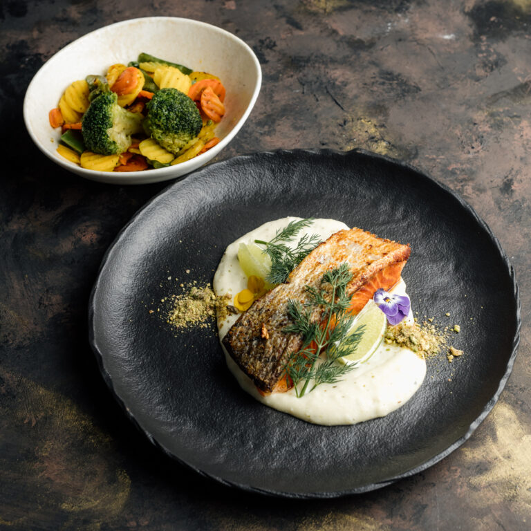 Lazacfilé citromos-kapros mártással, párolt zöldségekkel