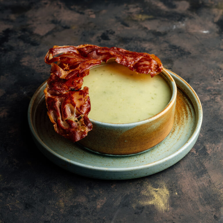 Medvehagymás burgonya krémleves prosciutto chips-szel