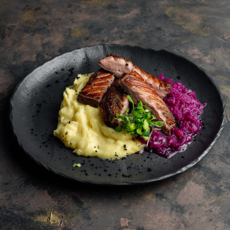 Rozéra sült libamell almás vörös képosztával, burgonyapürével