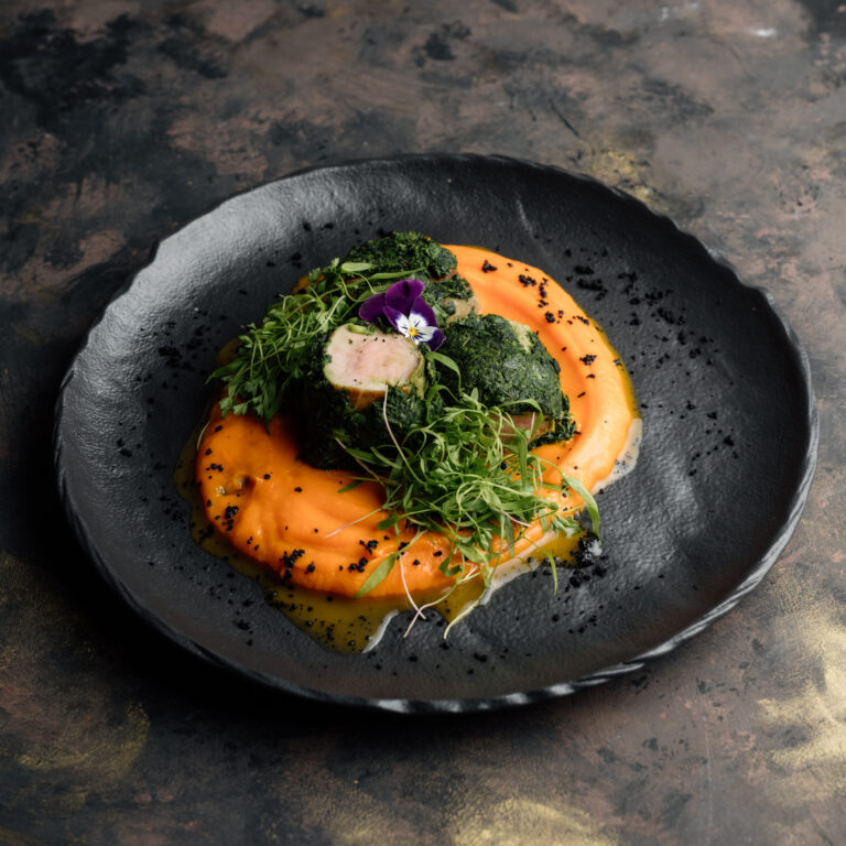 Sertésszűz medvehagymás kéregben, burgonyapürével