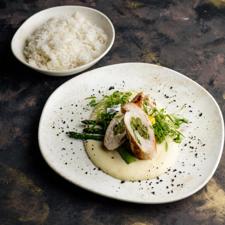 Tavaszi töltött csirkemell spárgával, sajtmártással, rizzsel