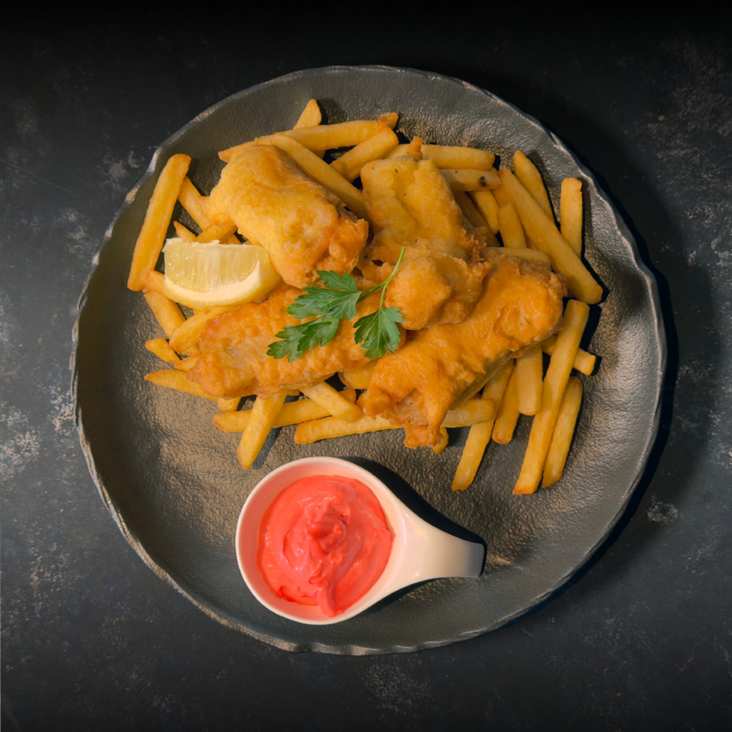 Fish & chips sörbundában, hasábburgonyával, pink tartármártással