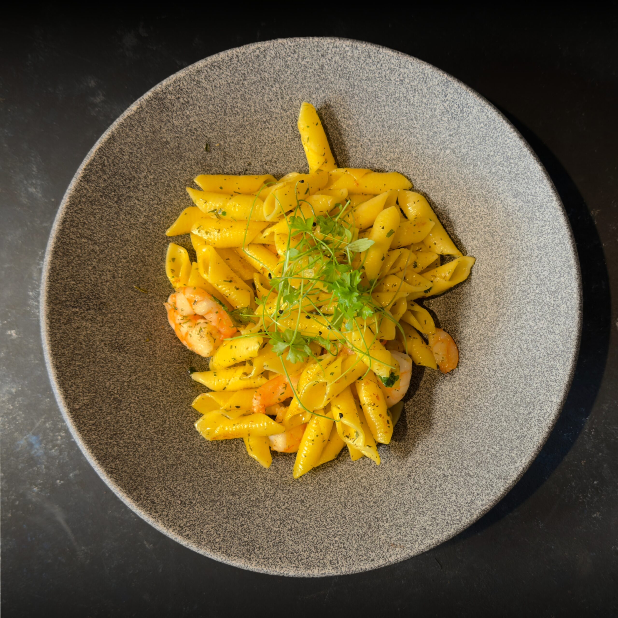 Garganelli pirított garnélával, citrusos vajmártásban, parmezánnal