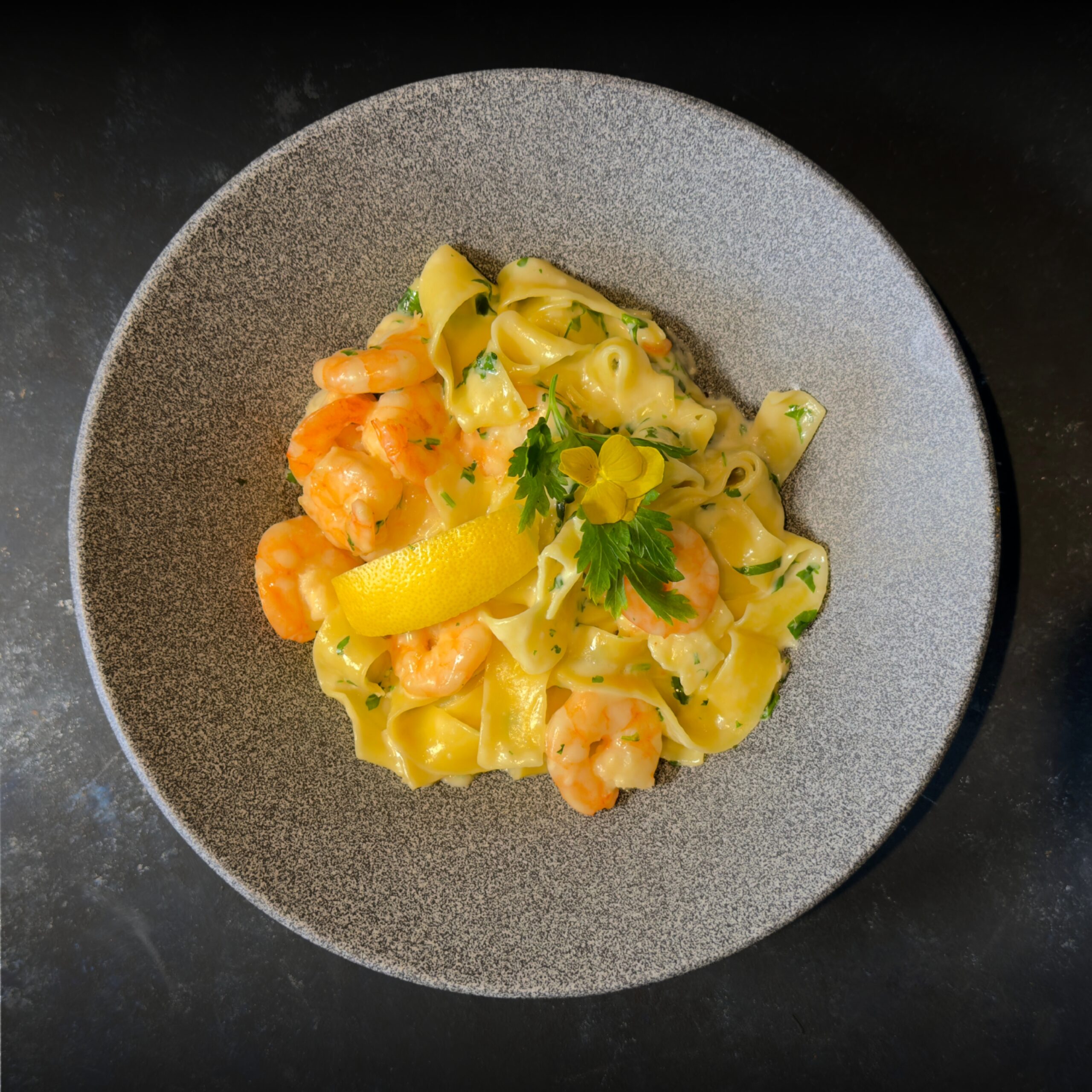 Zöldfűszeres, fokhagymás pappardelle garnélával